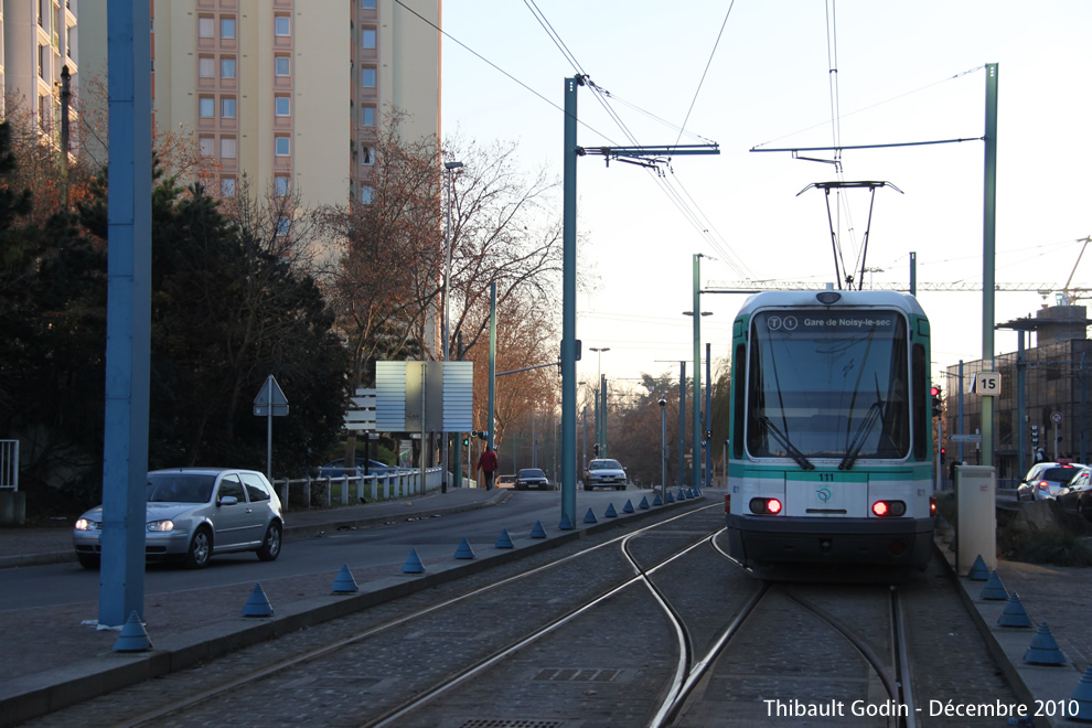 Tram 111 sur la ligne T1 (RATP) à Bobigny