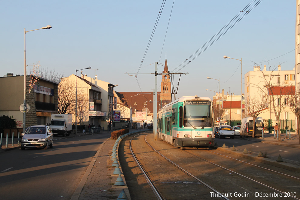 Tram 210 sur la ligne T1 (RATP) à Drancy