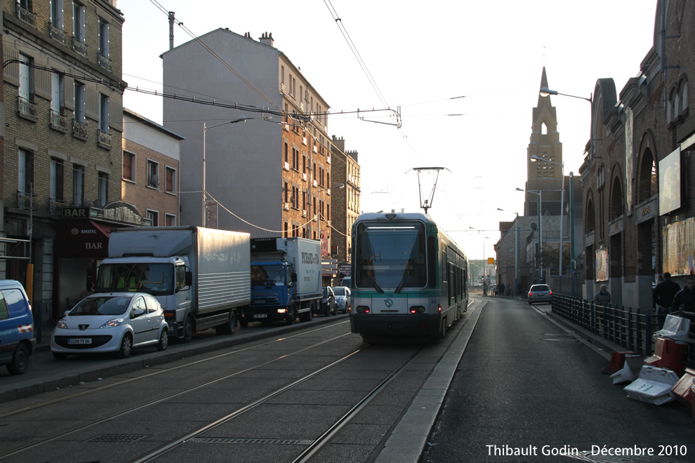 Tram 119 sur la ligne T1 (RATP) à La Courneuve