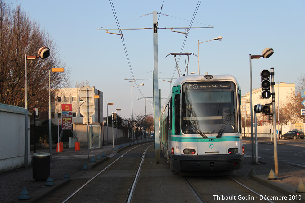 Tram 211 sur la ligne T1 (RATP) à Bobigny