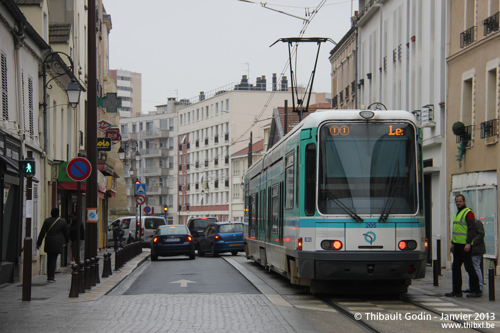 Tram 205 sur la ligne T1 (RATP) à Gennevilliers