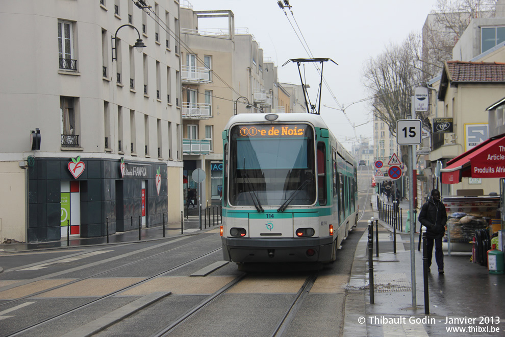 Tram 114 sur la ligne T1 (RATP) à L'Île-Saint-Denis