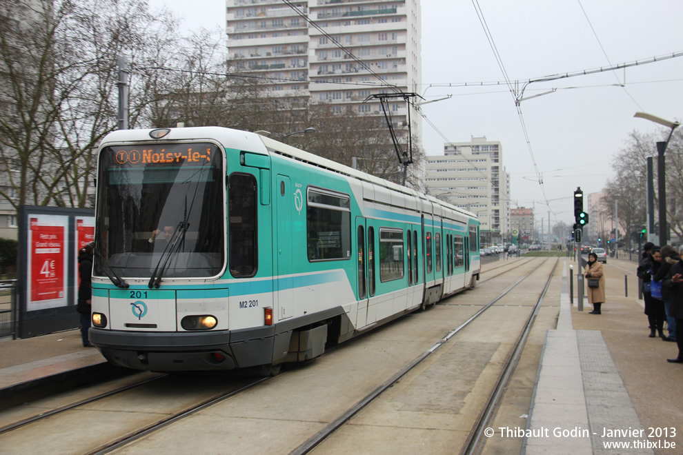 Tram 201 sur la ligne T1 (RATP) à Villeneuve-la-Garenne