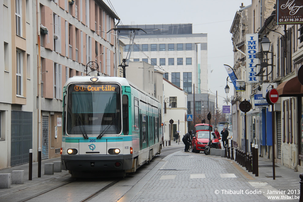 Tram 205 sur la ligne T1 (RATP) à Gennevilliers