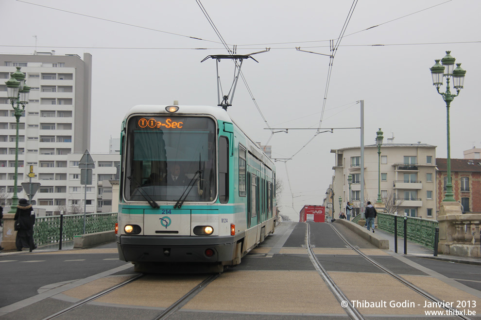 Tram 214 sur la ligne T1 (RATP) à Saint-Denis