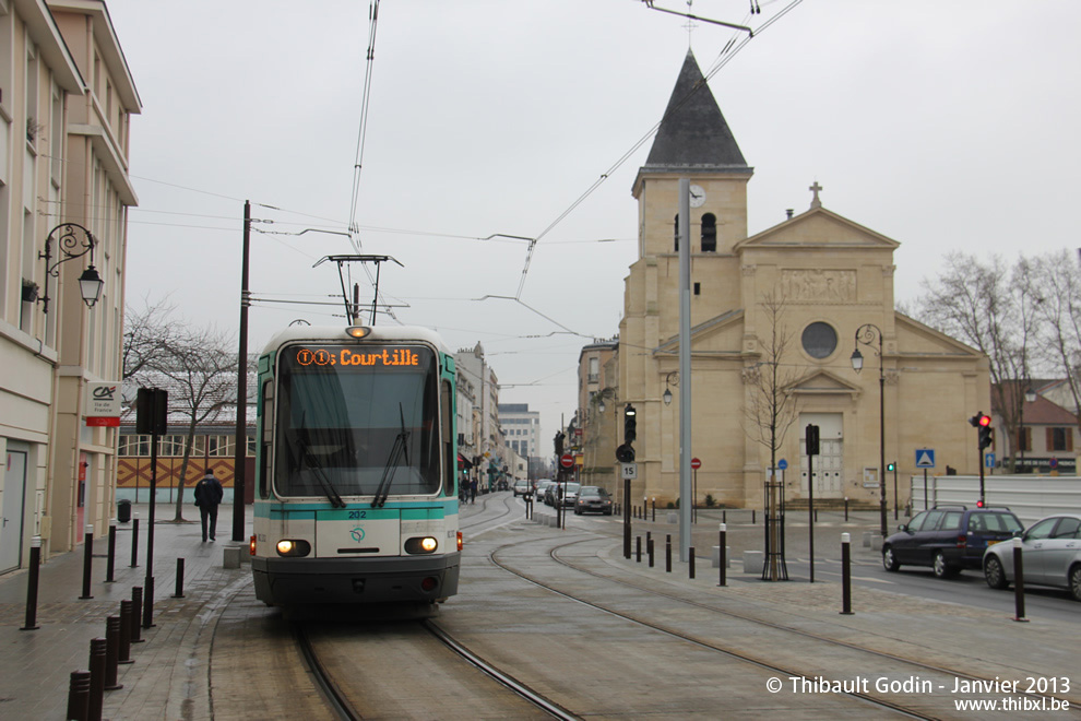 Tram 202 sur la ligne T1 (RATP) à Gennevilliers