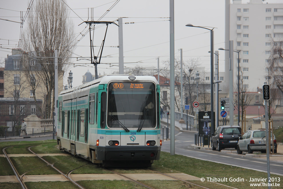 Tram 209 sur la ligne T1 (RATP) à Villeneuve-la-Garenne