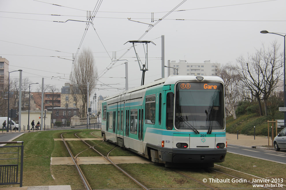 Tram 201 sur la ligne T1 (RATP) à Villeneuve-la-Garenne