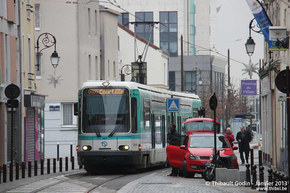 Tram 205 sur la ligne T1 (RATP) à Gennevilliers