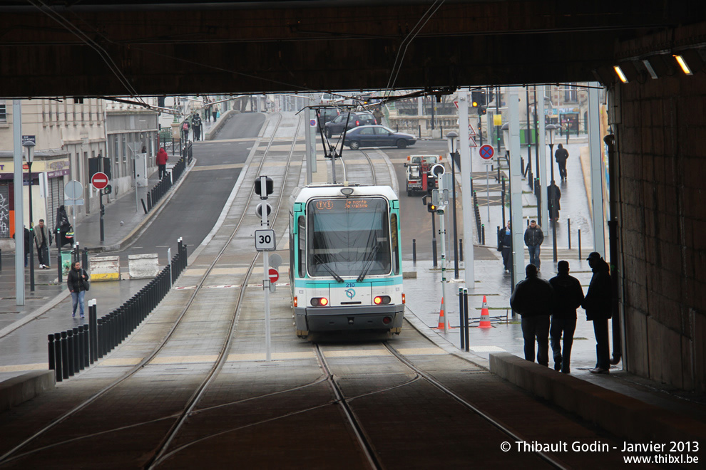 Tram 210 sur la ligne T1 (RATP) à Saint-Denis