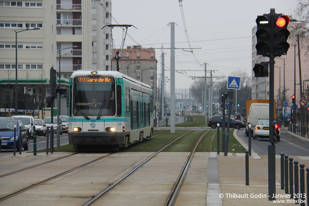 Tram 209 sur la ligne T1 (RATP) à Villeneuve-la-Garenne