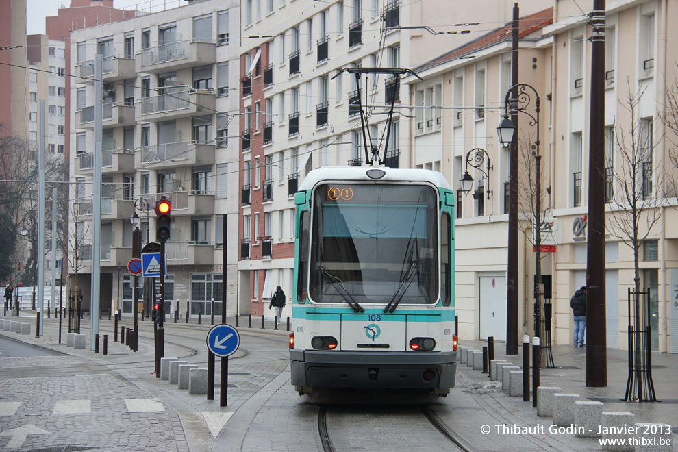 Tram 108 sur la ligne T1 (RATP) à Gennevilliers