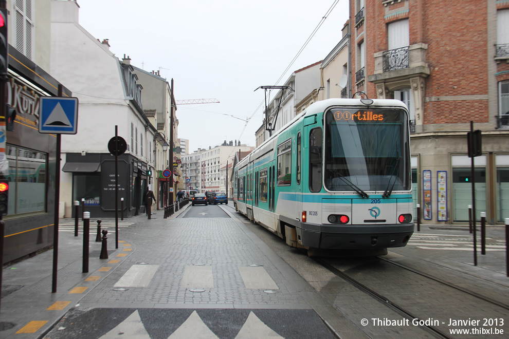 Tram 205 sur la ligne T1 (RATP) à Gennevilliers