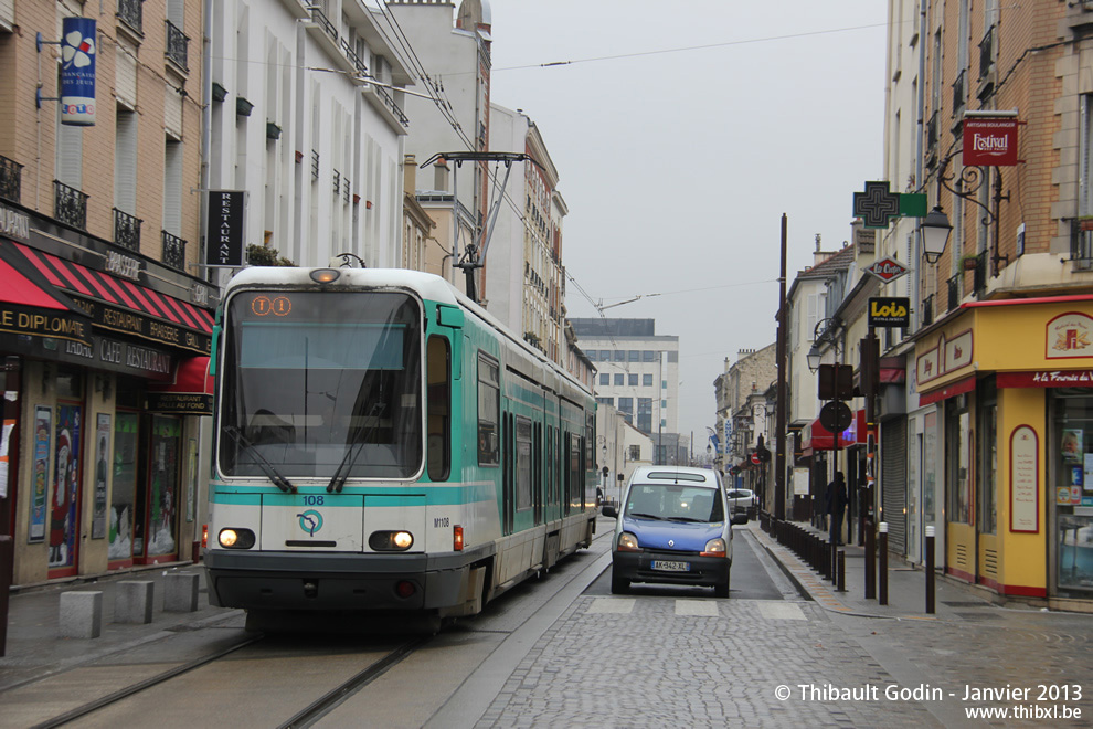 Tram 108 sur la ligne T1 (RATP) à Gennevilliers