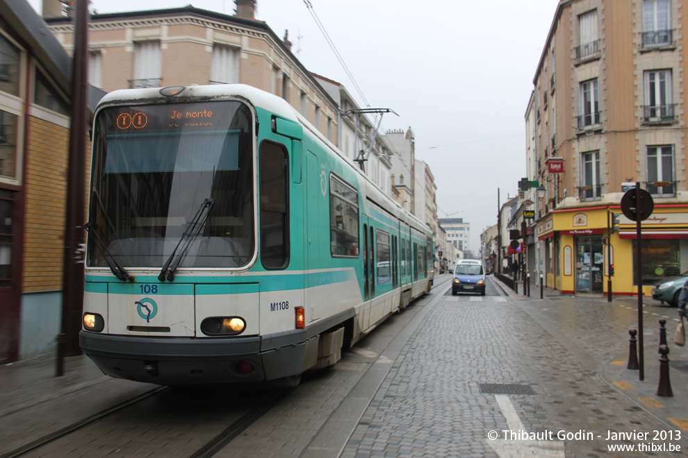 Tram 108 sur la ligne T1 (RATP) à Gennevilliers