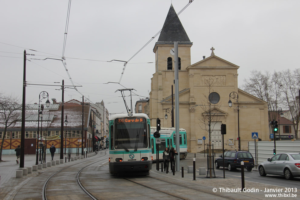 Tram 211 sur la ligne T1 (RATP) à Gennevilliers