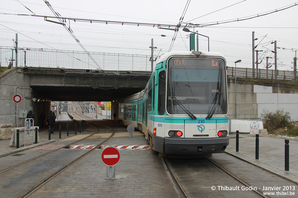 Tram 210 sur la ligne T1 (RATP) à Saint-Denis