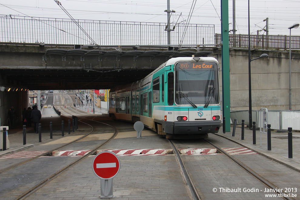 Tram 210 sur la ligne T1 (RATP) à Saint-Denis