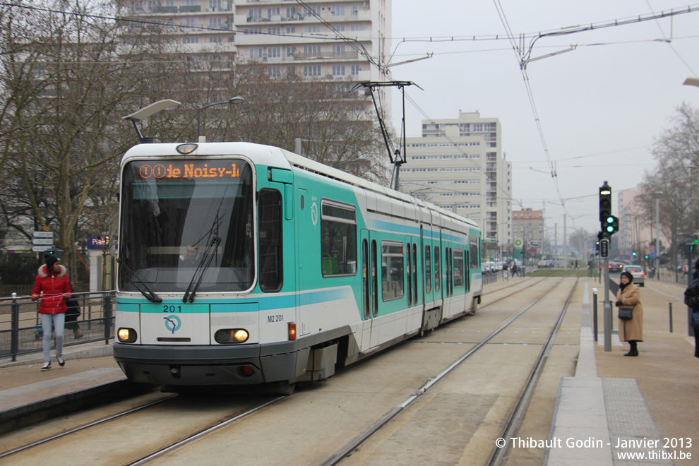 Tram 201 sur la ligne T1 (RATP) à Villeneuve-la-Garenne