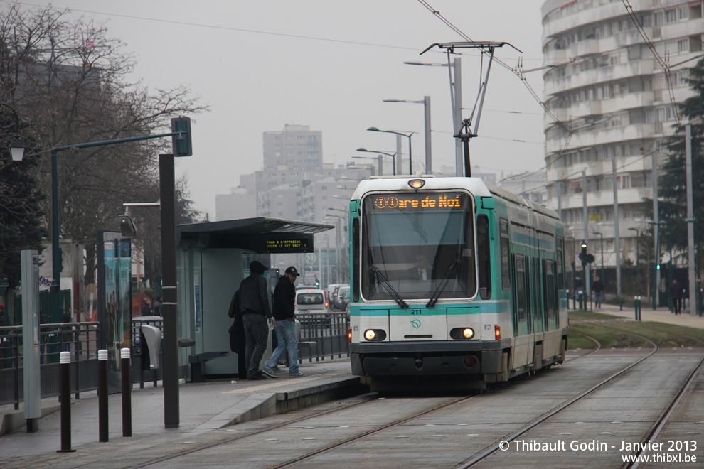 Tram 211 sur la ligne T1 (RATP) à Gennevilliers