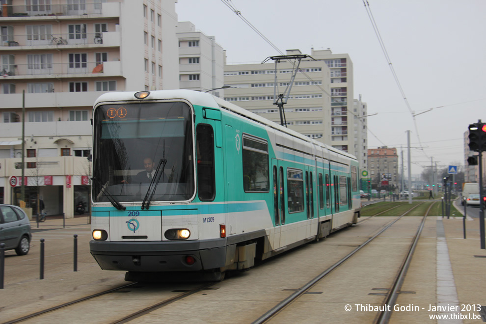 Tram 209 sur la ligne T1 (RATP) à Villeneuve-la-Garenne