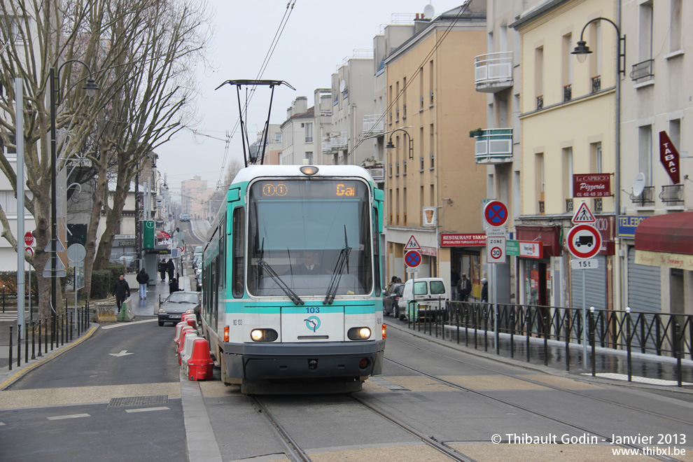Tram 103 sur la ligne T1 (RATP) à L'Île-Saint-Denis