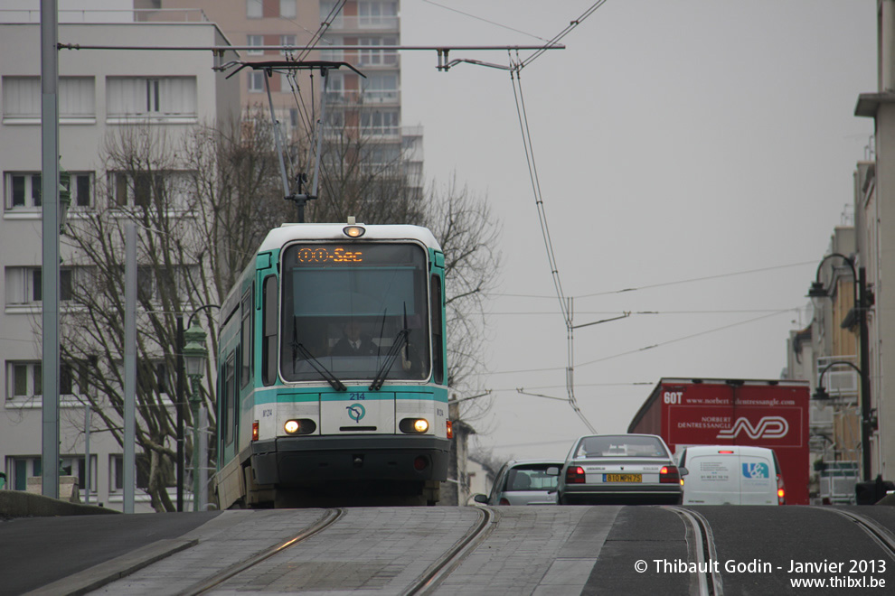 Tram 214 sur la ligne T1 (RATP) à L'Île-Saint-Denis