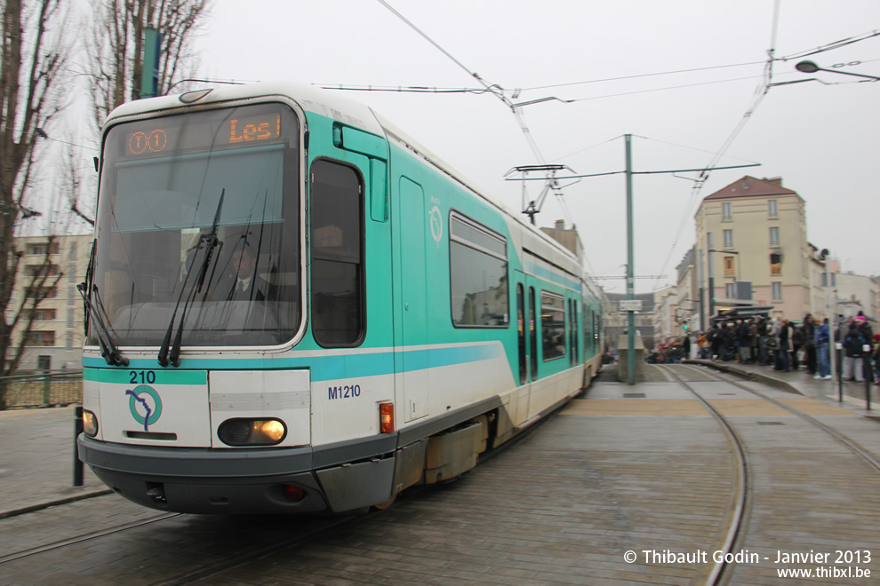 Tram 210 sur la ligne T1 (RATP) à Saint-Denis