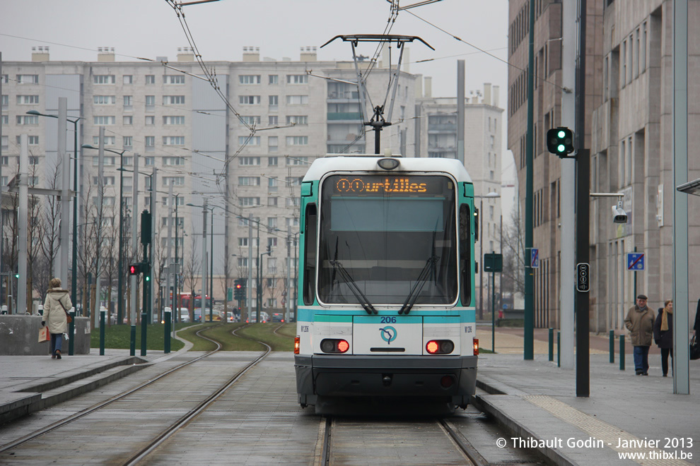 Tram 206 sur la ligne T1 (RATP) à Gennevilliers