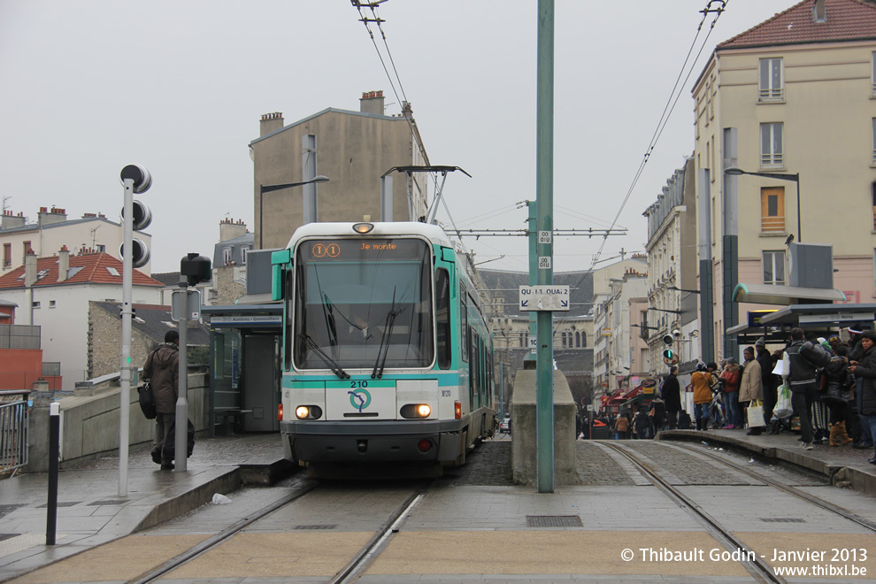 Tram 210 sur la ligne T1 (RATP) à Saint-Denis