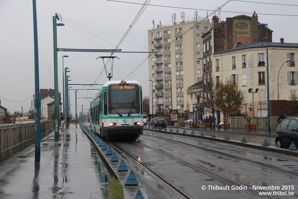 Tram 111 sur la ligne T1 (RATP) à Noisy-le-Sec