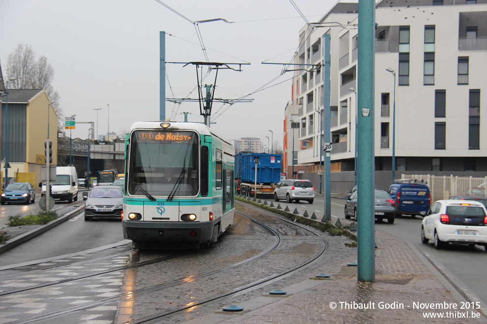 Tram 213 sur la ligne T1 (RATP) à Bobigny