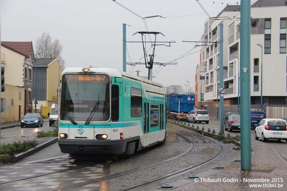 Tram 213 sur la ligne T1 (RATP) à Bobigny