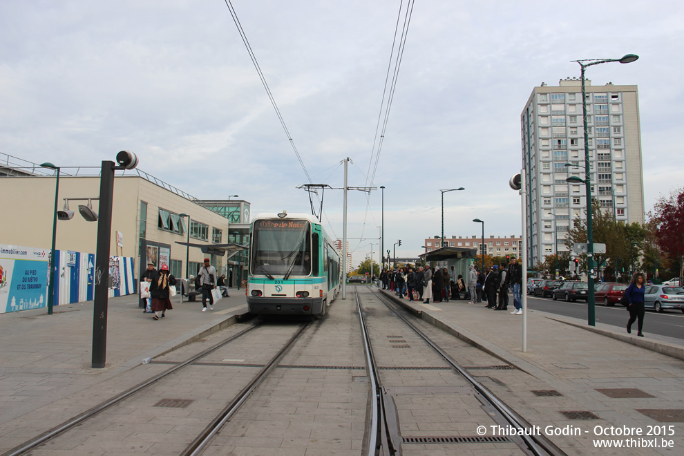 Tram 201 sur la ligne T1 (RATP) à Asnières-sur-Seine