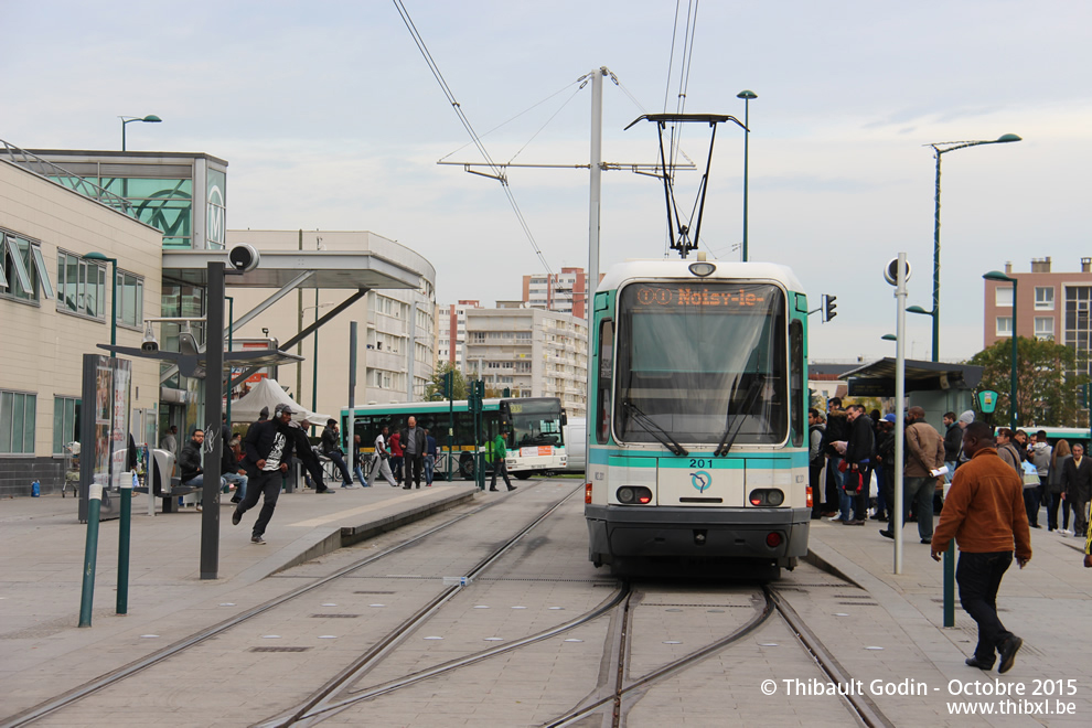 Tram 201 sur la ligne T1 (RATP) à Asnières-sur-Seine