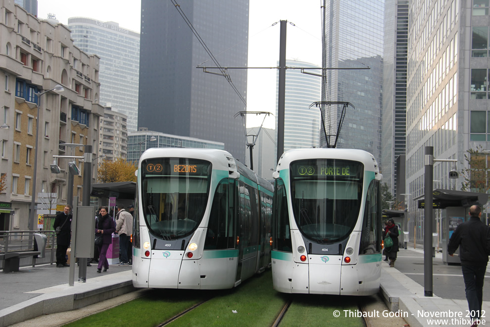 Trams 404 et 453 sur la ligne T2 (RATP) à Courbevoie