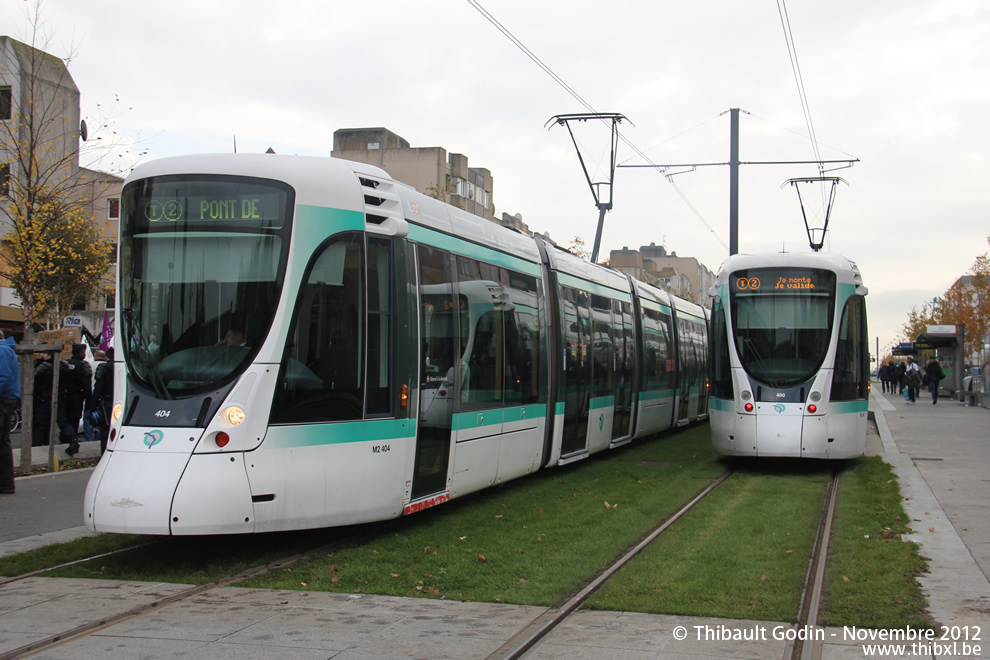 Trams 404 et 450 sur la ligne T2 (RATP) à Colombes