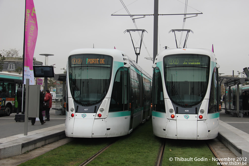 Trams 420 et 427 sur la ligne T2 (RATP) à Bezons