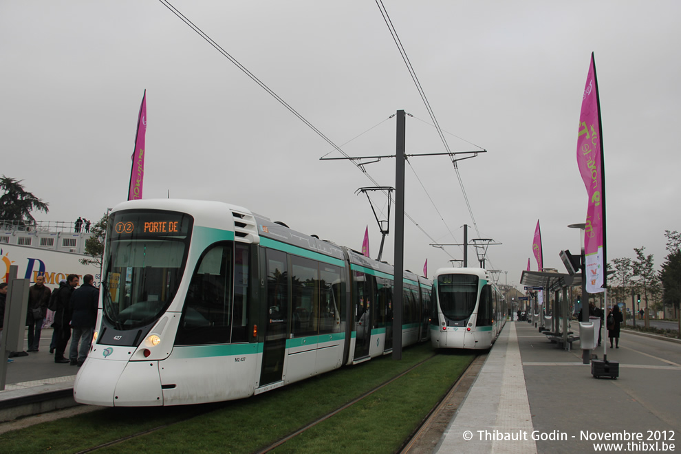 Trams 420 et 427 sur la ligne T2 (RATP) à Bezons