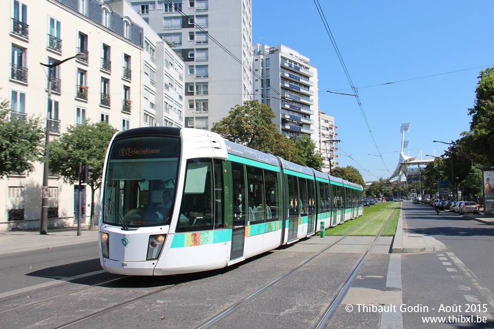 Tram 330 sur la ligne T3a (RATP) à Porte de Gentilly (Paris)