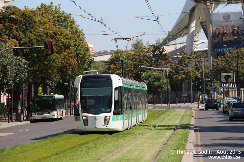 Tram 330 sur la ligne T3a (RATP) à Porte de Gentilly (Paris)