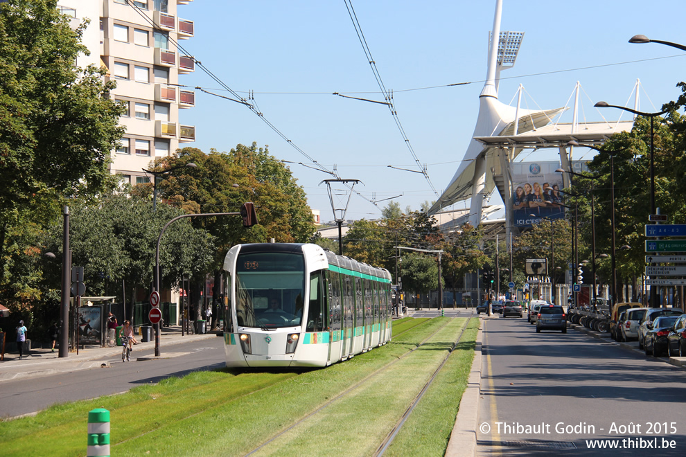 Tram 330 sur la ligne T3a (RATP) à Porte de Gentilly (Paris)