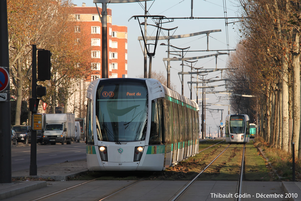 Tram 307 sur la ligne T3a (RATP) à Porte d'Ivry (Paris)