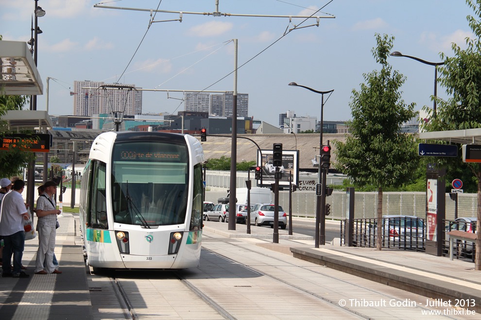 Tram 333 sur la ligne T3a (RATP) à Baron Le Roy (Paris)