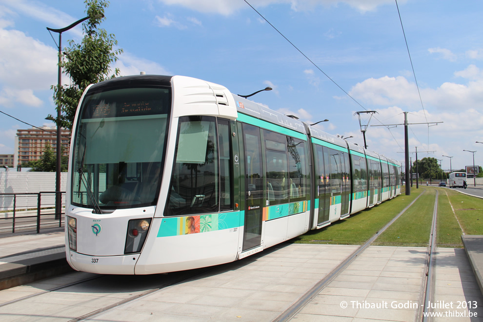 Tram 337 sur la ligne T3a (RATP) à Baron Le Roy (Paris)