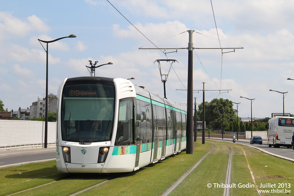 Tram 337 sur la ligne T3a (RATP) à Baron Le Roy (Paris)