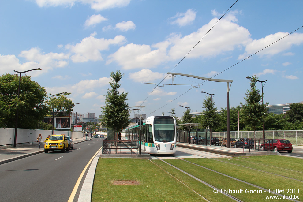 Tram 333 sur la ligne T3a (RATP) à Baron Le Roy (Paris)