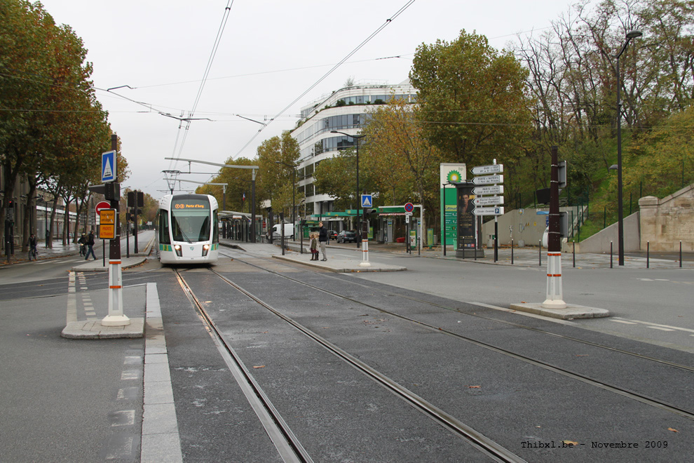 Tram 302 sur la ligne T3a (RATP) à Balard (Paris)