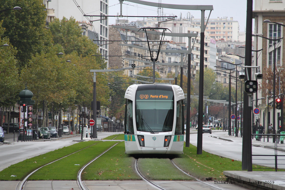 Tram 302 sur la ligne T3a (RATP) à Balard (Paris)