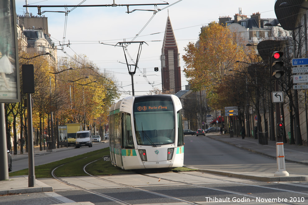 Tram 310 sur la ligne T3a (RATP) à Porte de Versailles (Paris)